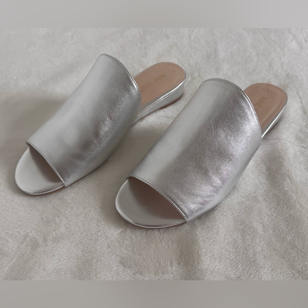 Nine West Sz 7 Silver Slip-On Sandals.Tags removed but never worn; new condition